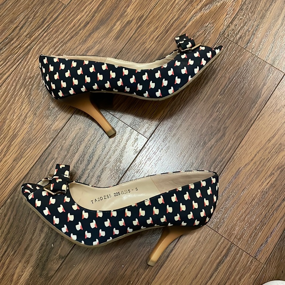 2/$50 Navy print fabric upper heeled shoes 5
